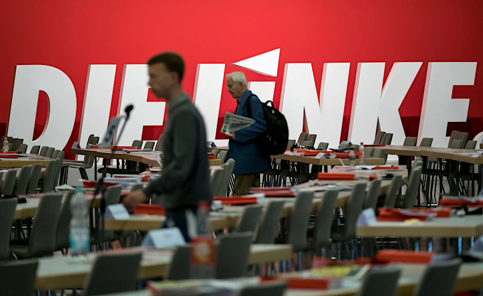 Erste Delegierte im Sitzungssaal des Bundesparteitages der Linken in Hannover.