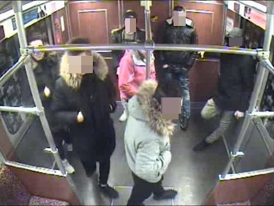 Die jungen Flüchtlinge feixen und lachen in einer U-Bahn kurz nach der schrecklichen Tat.
