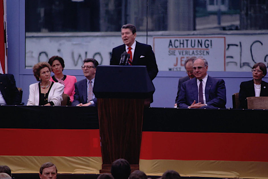 US-Präsident Ronald Reagan fordert am 12. Juni 1987 am Brandenburger Tor den Abriss der Mauer. Neben ihm Kanzler Helmut Kohl.