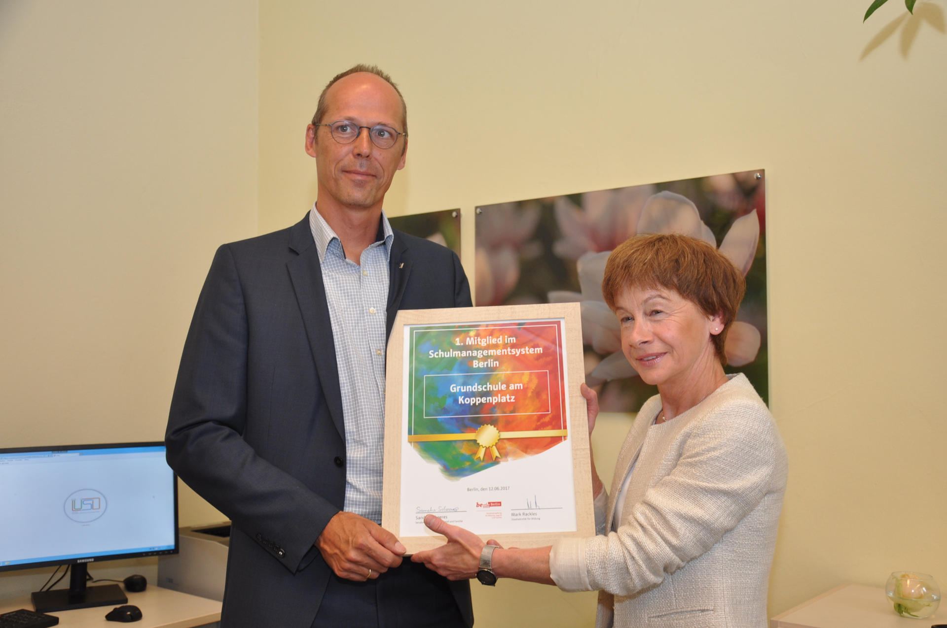Staatssekretär Rackles mit Schulleiterin Thiele.