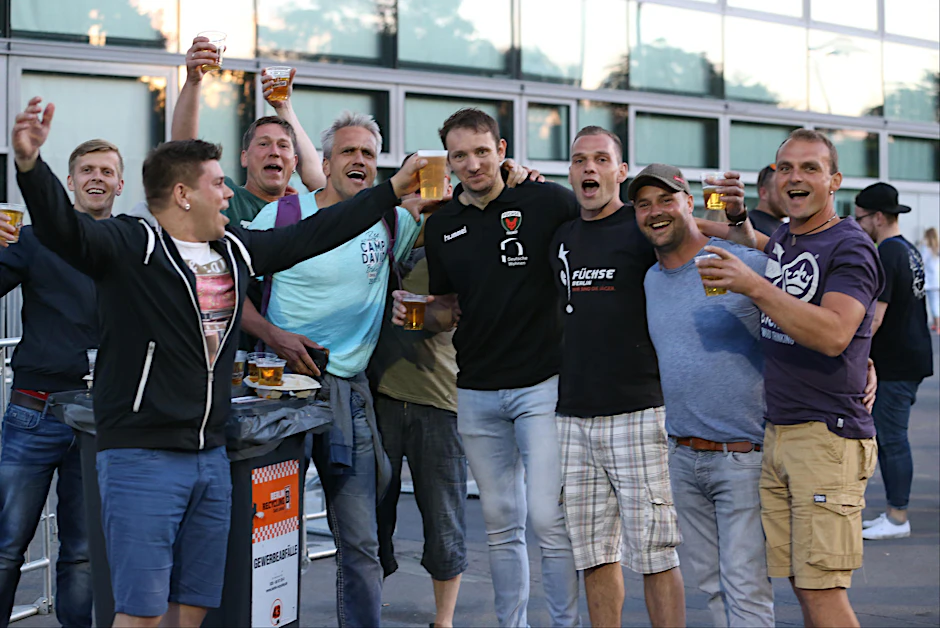 Ausgelassene Stimmung nach der Füchse-Pleite. Petr Stochl mit Fans.