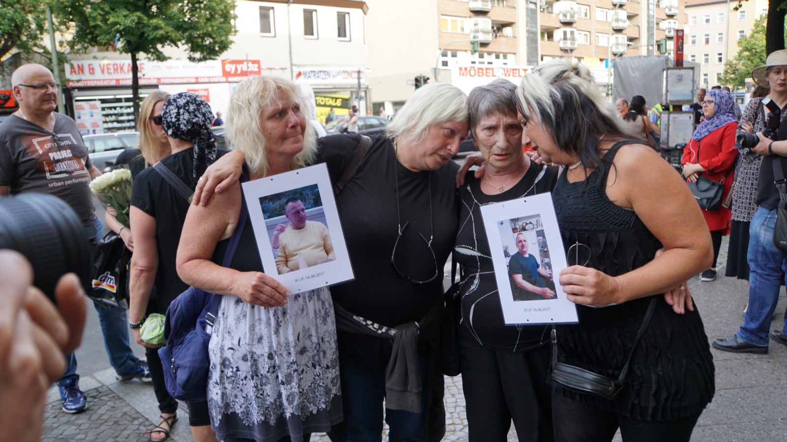 Die Mutter des Opfers (2. v. r)