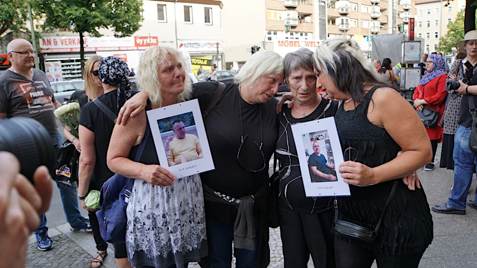 Die Mutter des Opfers (2. v. r)