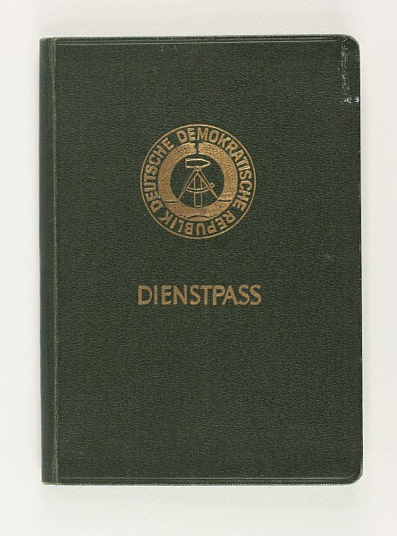 Sein Dienstpass, ausgestellt März 1960, mit Lichtbild und seiner Unterschrift. (Startpreis: 300 Euro.)