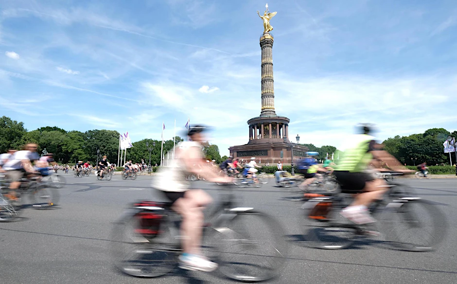 Die ersten Teilnehmer der Sternfahrt sind an der Siegessäule angekommen.