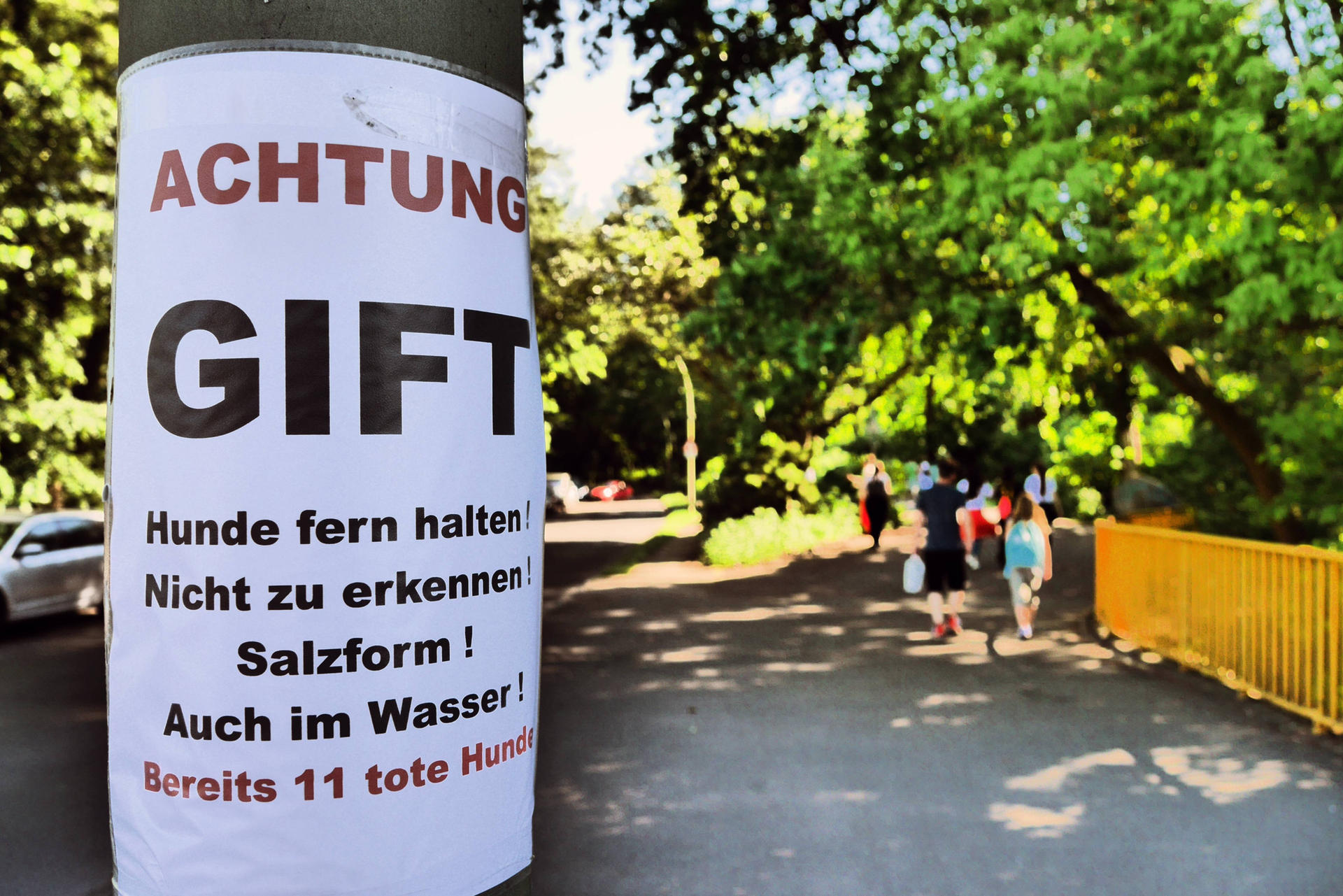 Diese Plakate hängen rund um den Tegeler See und warnen Giftködern.
