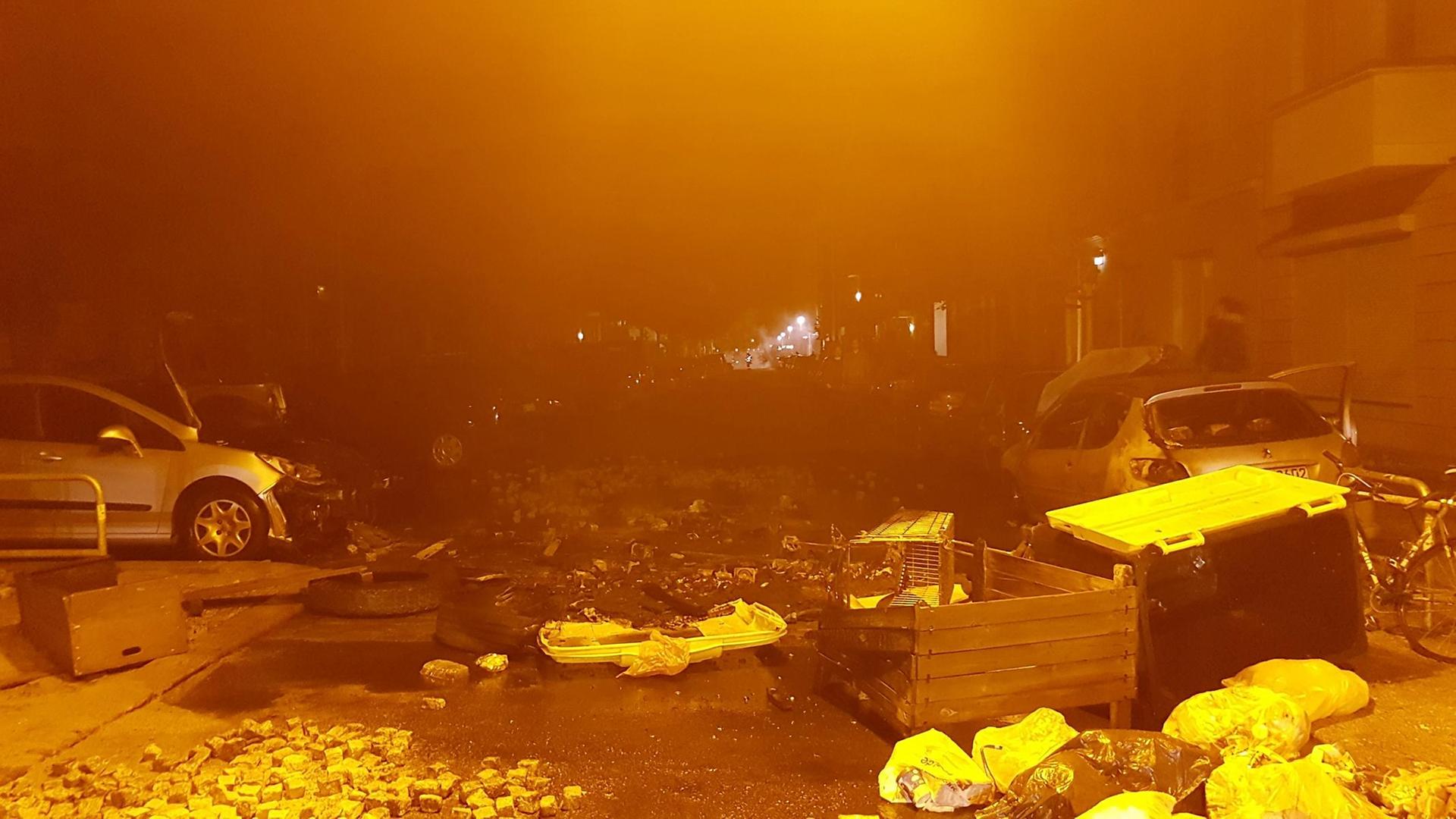 Dutzende Randalierer sind in der Nacht zum Samstag durch die Rigaer Straße in Friedrichshain gezogen. 