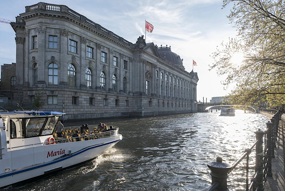 Archivbild: Hier am Bodemuseum war der Tourist in die Spree gesprungen.