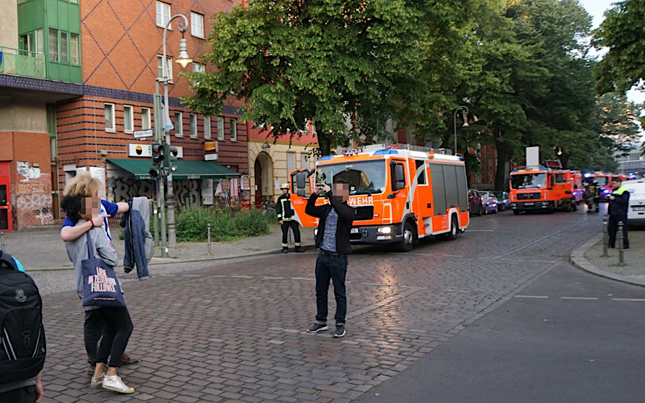 Das Foto-Pärchen verschwand nach den Aufnahmen unerkannt in der Menge weiterer Schaulustiger. 