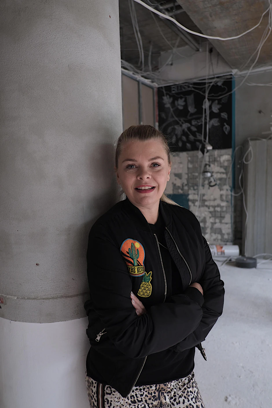 Schauspielerin Anne-Sophie Briest baut eine Kita Großküche in Berlin aus. Hier steht sie in den Räumen.