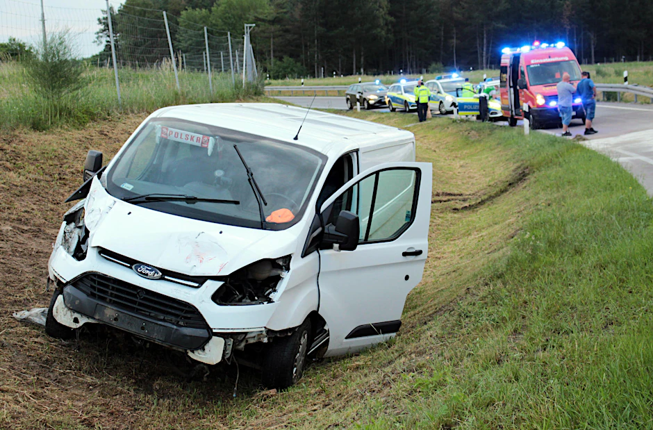 Der Unfall-Transporter steht  auf der Autobahn 24 bei Kremmen im Straßengraben.
