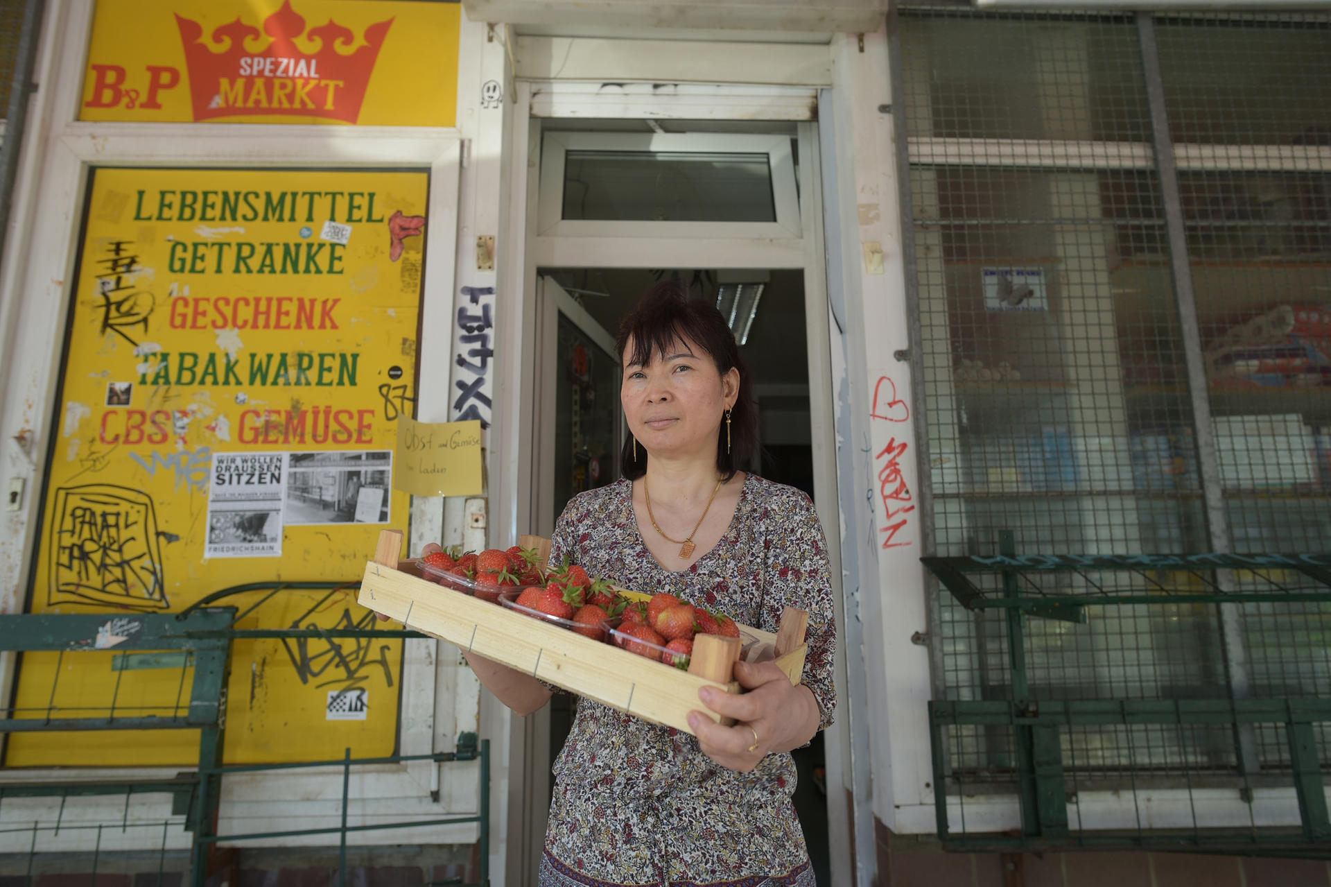Thanh Binh Nquyen (49) musste schon Strafe zahlen. Weil sie das Obst nicht mehr draußen verkauft, geht Umsatz verloren.
