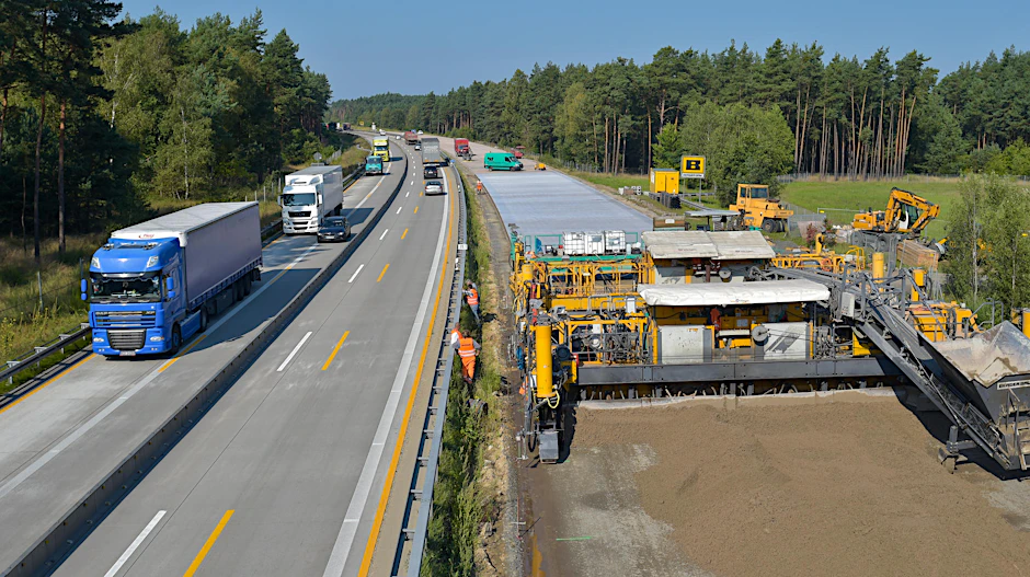 Auf der Autobahn A12 werden in Fahrtrichtung Berlin auf rund 2 Kilometern die Fahrspuren erneuert.