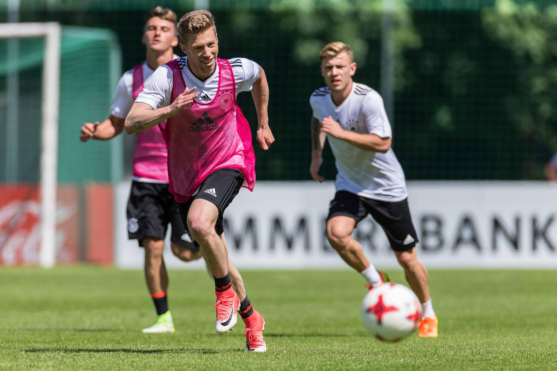 Seine Dribblings und Antritte erinnern an den Flügelflitzer, vor dem sich jeder Gegenspieler fürchtet. Seine Kumpels aus der U21 dürfen sich darüber freuen.