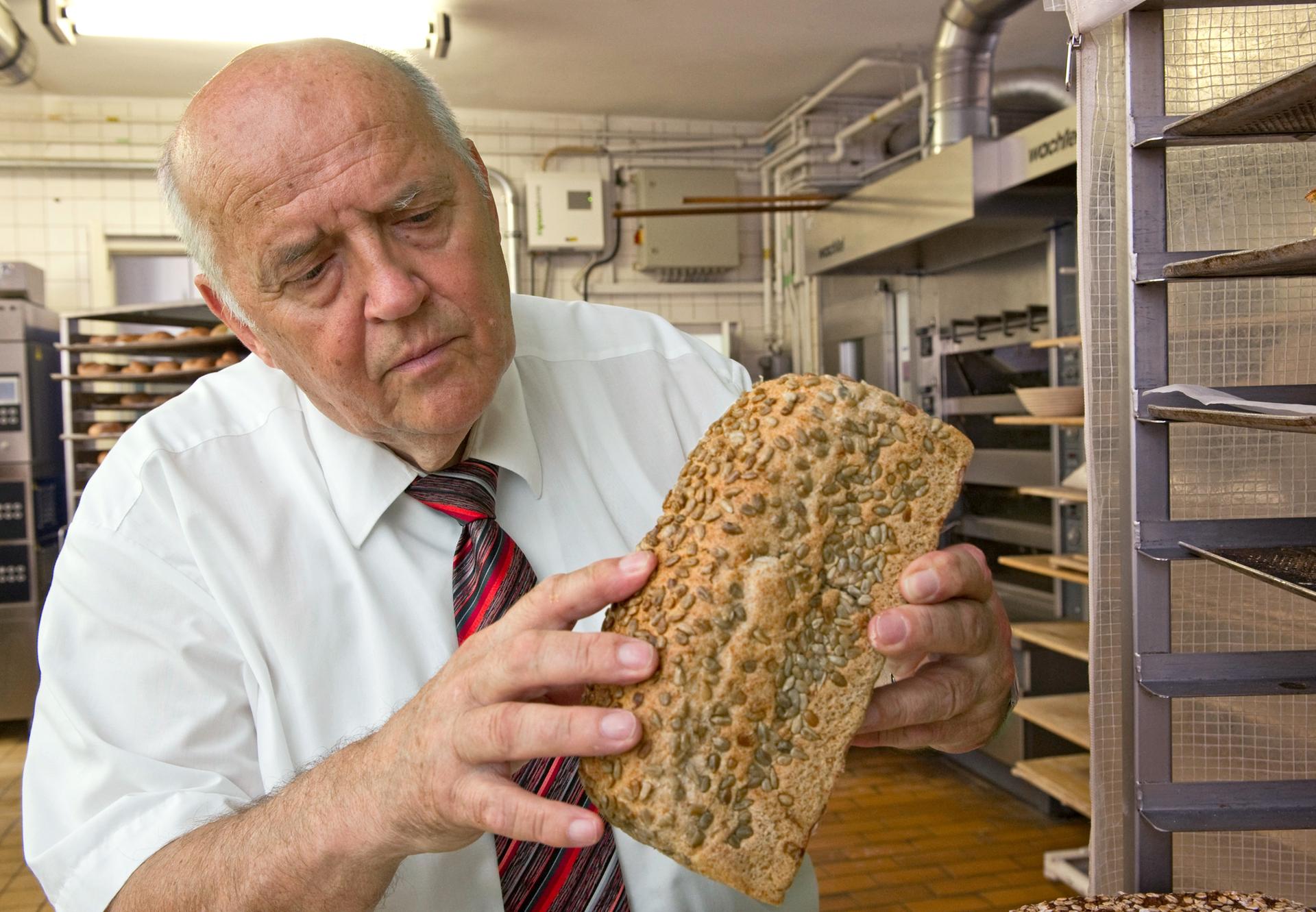 Peter Kretschmer überprüft ein Kürbiskernbrot. Er galt auch als Vater der DDR-Cornflakes und Ost-Erdnussflips.