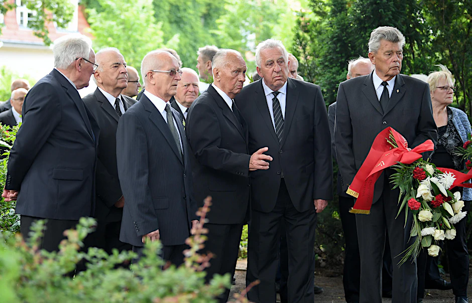 Der ehemalige Generaloberst, stellvertretender Minister für Nationale Verteidigung, Chef des Hauptstabes der Nationalen Volksarmee und Sekretär des Nationalen Verteidigungsrates, Fritz Streletz (M l) und der ehemalige SED-Generalsekretär und Staatsratsvorsitzende der DDR Egon Krenz (M r) nahmen an der Trauerfeier für den früheren DDR-Verteidigungsminister Heinz Keßler Blumen teil. 