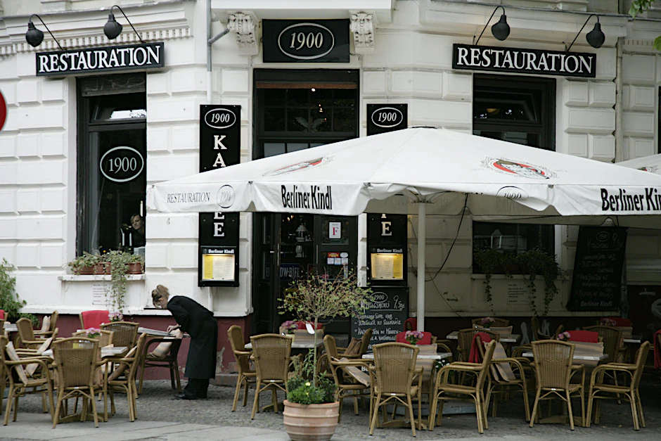 Nach etwa 30 Jahren bleibt das Ost-Berliner Traditionslokal „Restauration 1900“ am Kollwitzplatz in Prenzlauer Berg geschlossen.