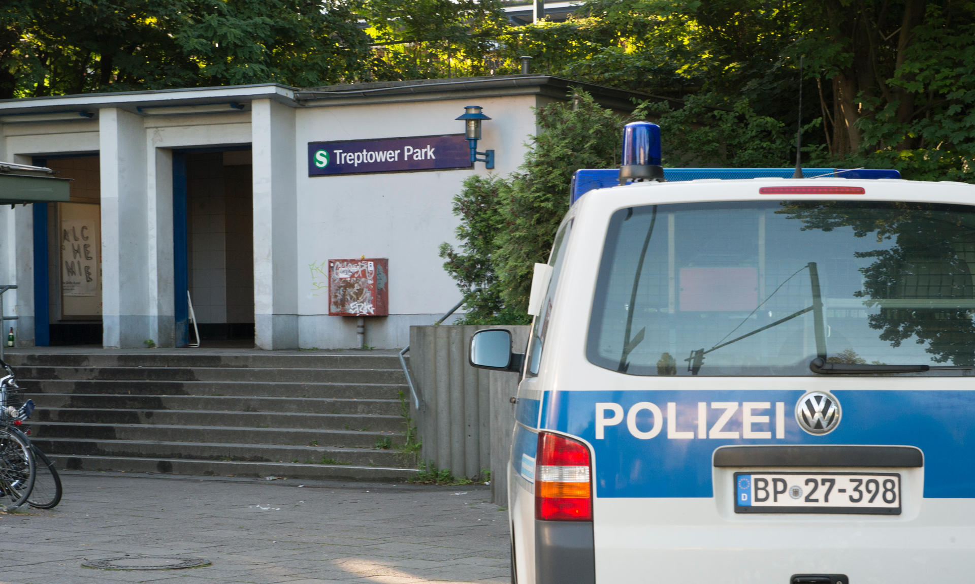 Ein Polizeiwagen vor dem S-Bahnhof Treptower Park. Hier brannte es am Montagmorgen in einem Kabelschacht .