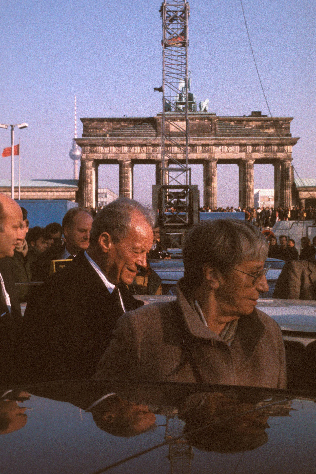 Willy Brandt besucht am Tag der Deutschen Einheit den historischen Ort.