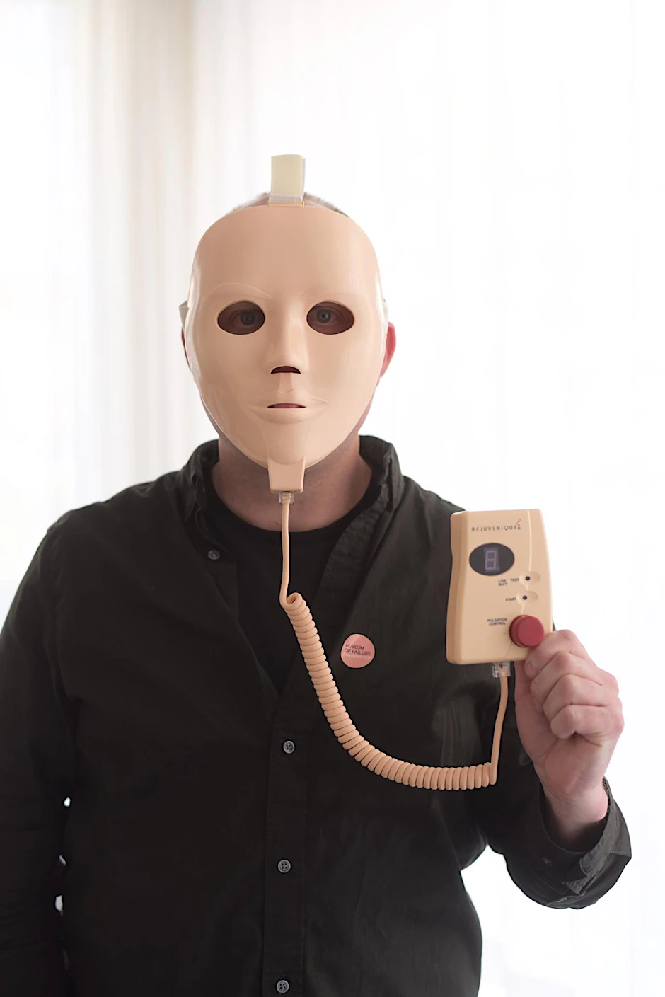 Die Schönheits-Maske "Rejuvenique" sieht aus wie aus dem Horrorfilm. Sie sollte das Gesicht mit "sanften Elektroschocks" verjüngen.