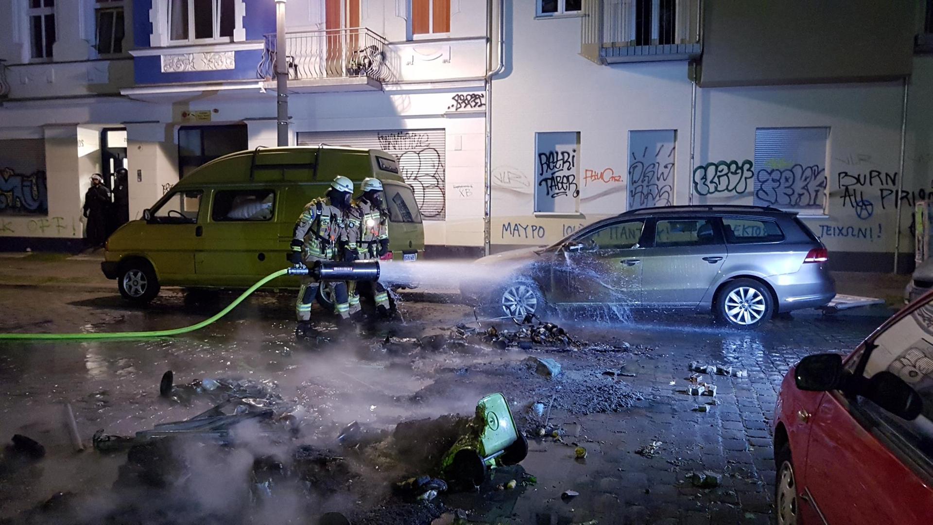 Dutzende Randalierer sind in der Nacht zum Samstag durch die Rigaer Straße in Friedrichshain gezogen. 