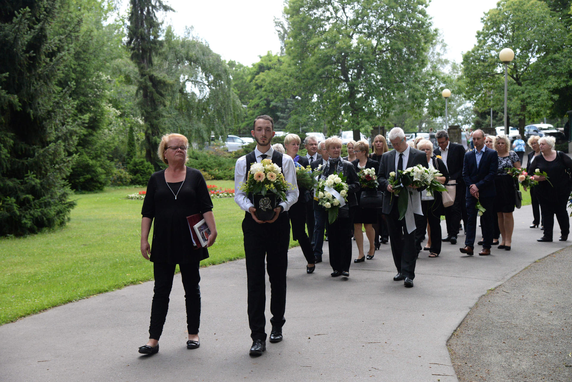 Der Trauerzug auf dem Parkfriedhof in Marzahn.  