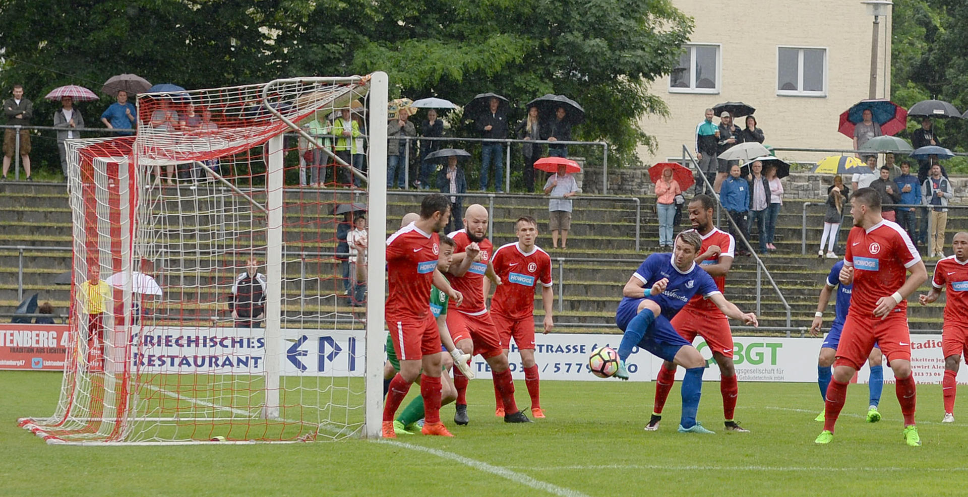 Björn Brunnemann (mi.) trifft zum 1:1 für Altglienicke.