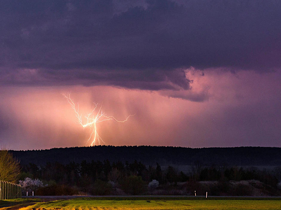 Vom Westen her sorgt eine Kaltfront ab Donnerstagnachmittag örtlich für heftige Unwetter.
