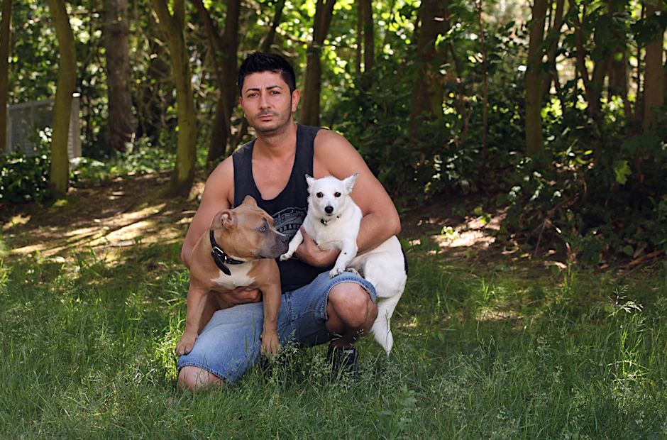 Halil Mutlu (33) ging früher gern mit seinen Hunden Luxi und Tinka Bell am See spazieren, doch jetzt fürchtet er um ihr Leben.