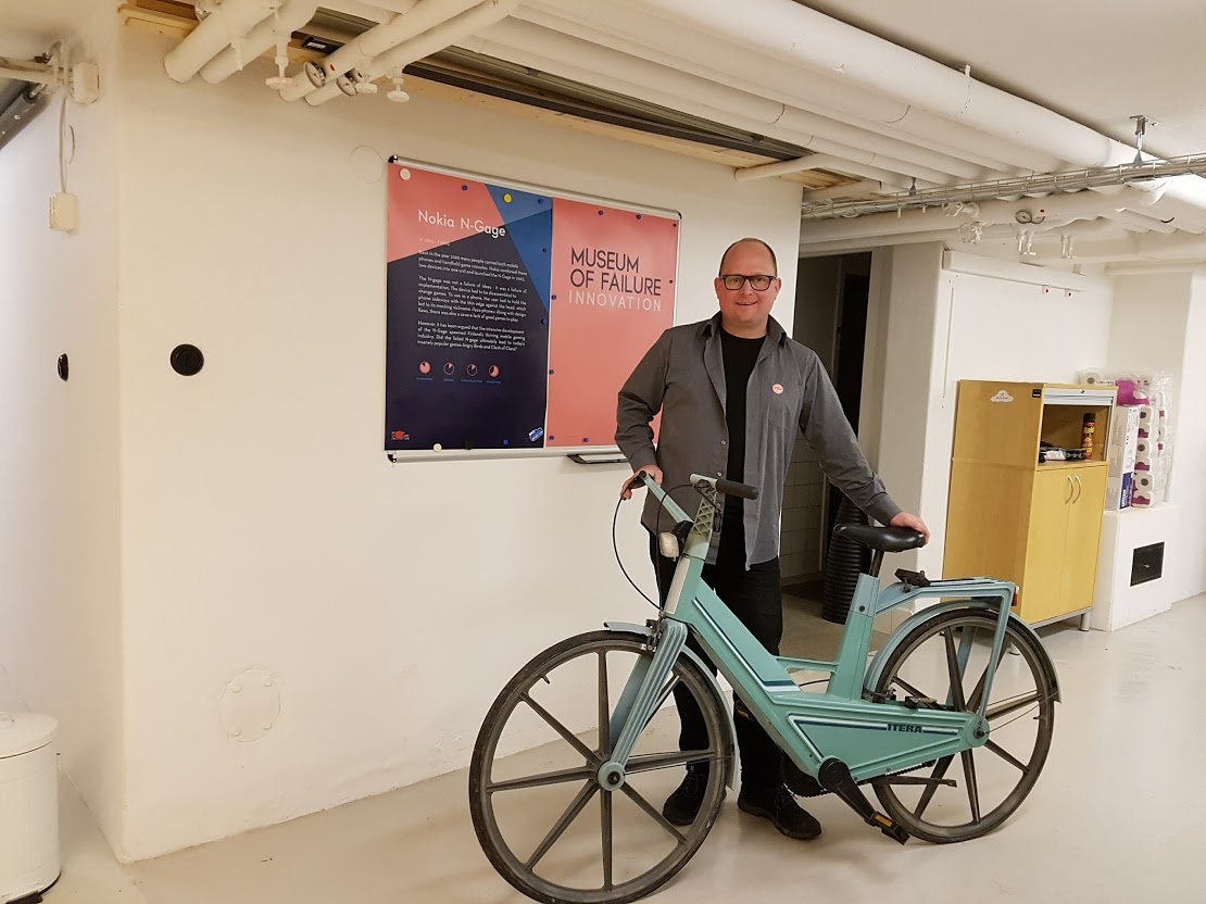 Samuel West mit dem „Itera“-Fahrrad aus Plastik, das den schwedischen Rad-Markt revolutionieren sollte. Dafür war es aber nicht robust genug...