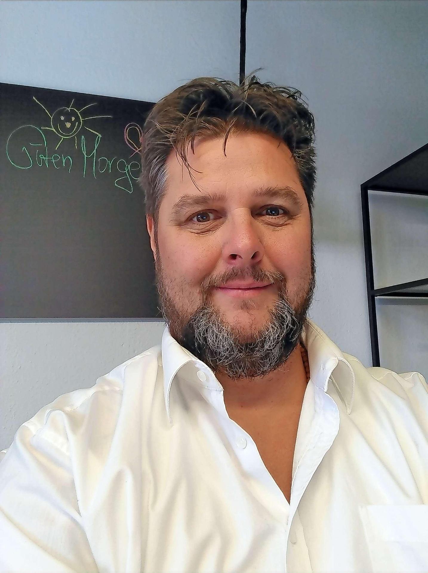 Wirt Marko Tobjinski rettete das Alt-Berliner Traditionslokal Hoeck.