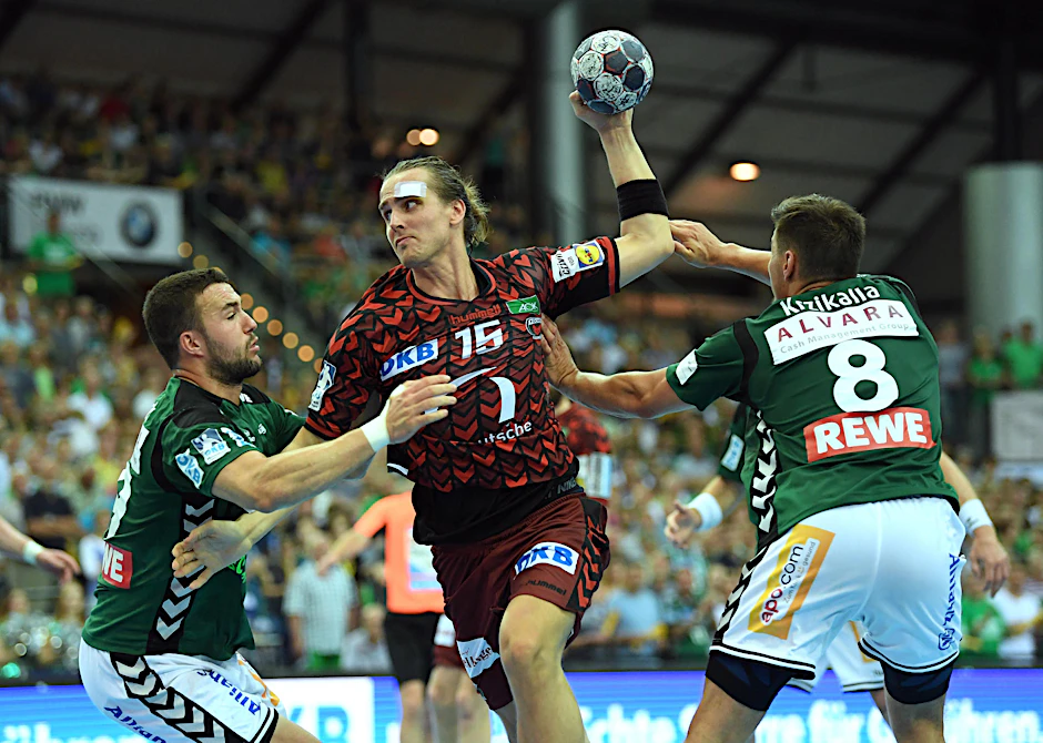 Kent Tönnesen wirft in seinem letzten Spiel im Füchse-Trikot sechs Tore. Leipzigs Bastian Roscheck kann den Norweger nicht stoppen.