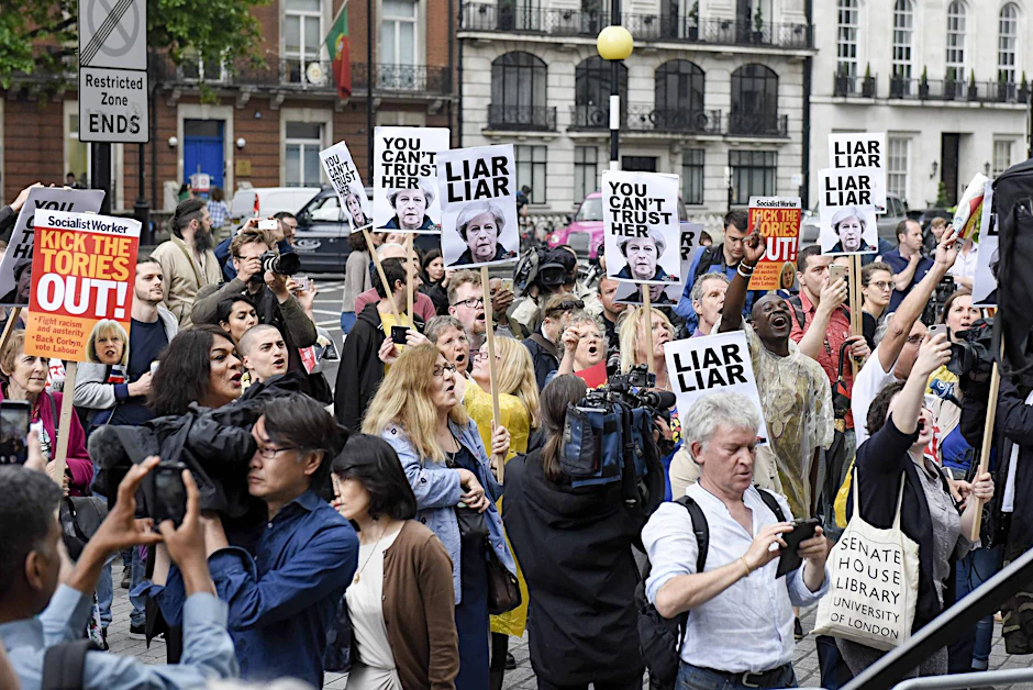 Demonstranten protestieren vor dem Hauptsitz der BBC in Lodnon. 