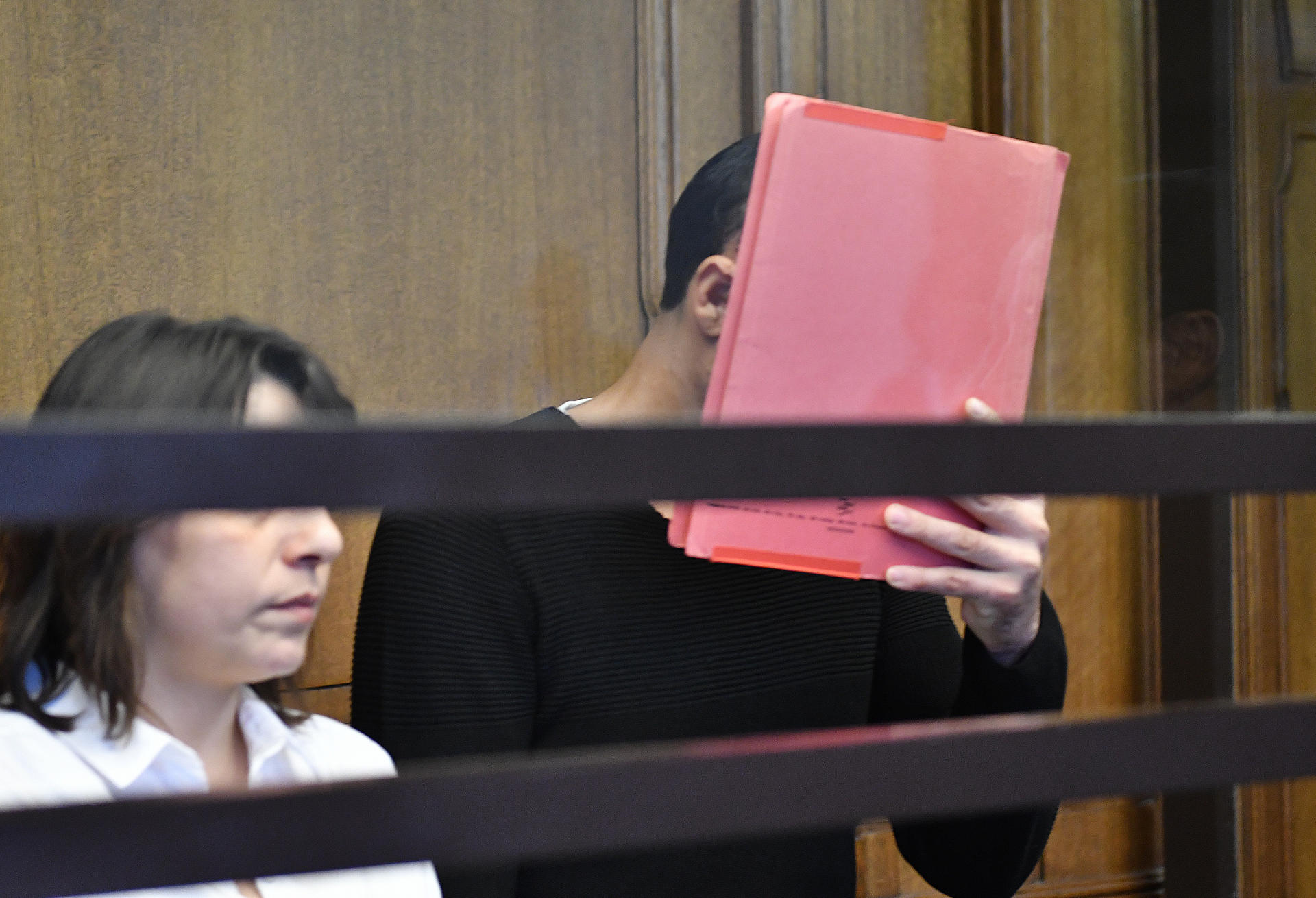 Svetoslaw S. soll im Oktober 2016 im U-Bahnhof Hermannstraße an einer Treppe einer Frau in den Rücken getreten haben, worauf das Opfer die Stufen hinunter stürzte.