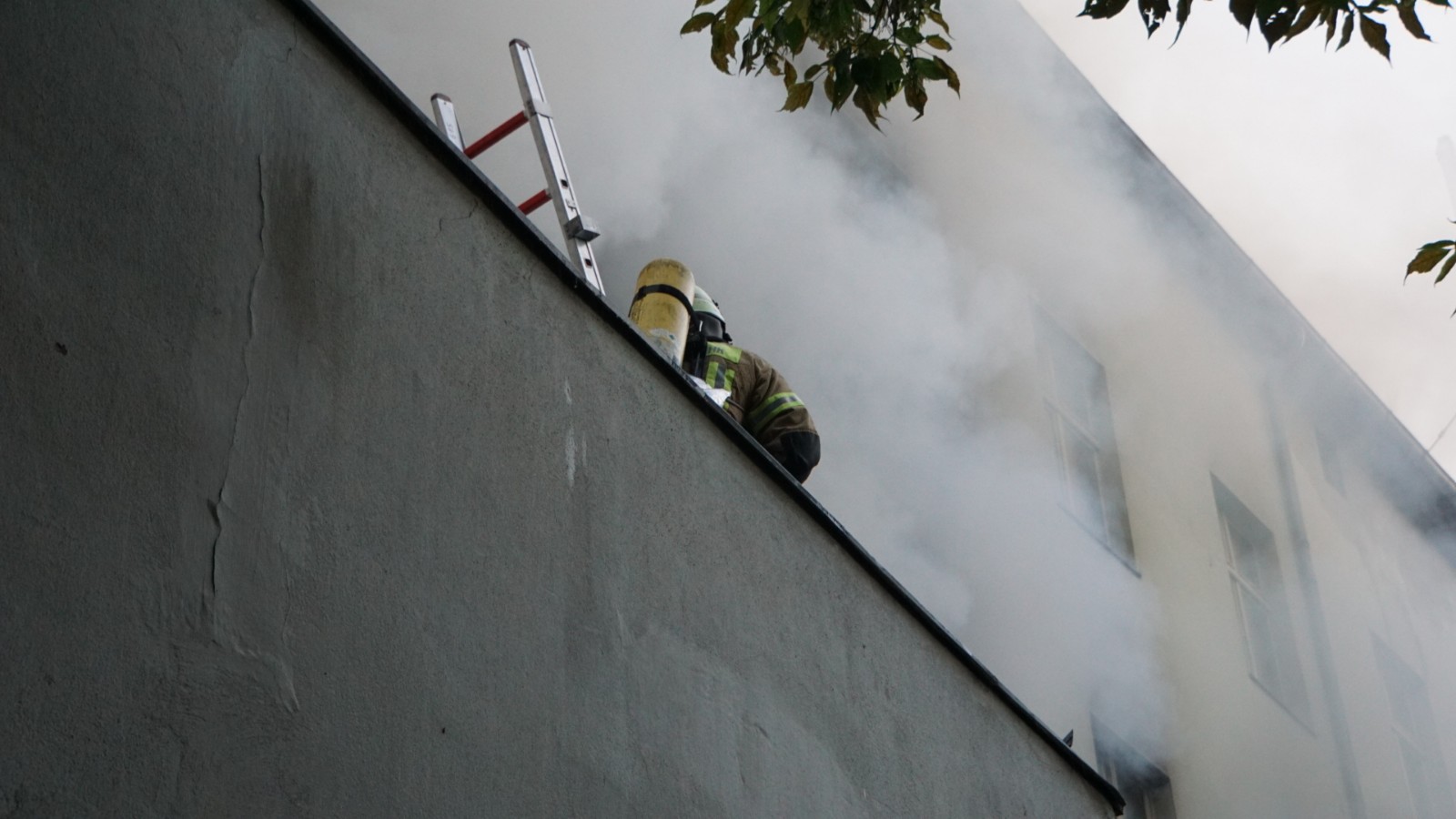 Die Löscharbeiten in der Reichenberger Straße  dauern zur Stunde noch an.
