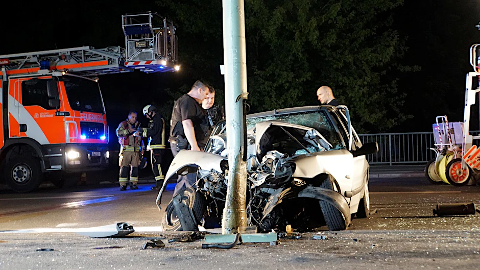 Das völlig gecrashte Auto steht nach dem Unfall an der kaputten Laterne. 