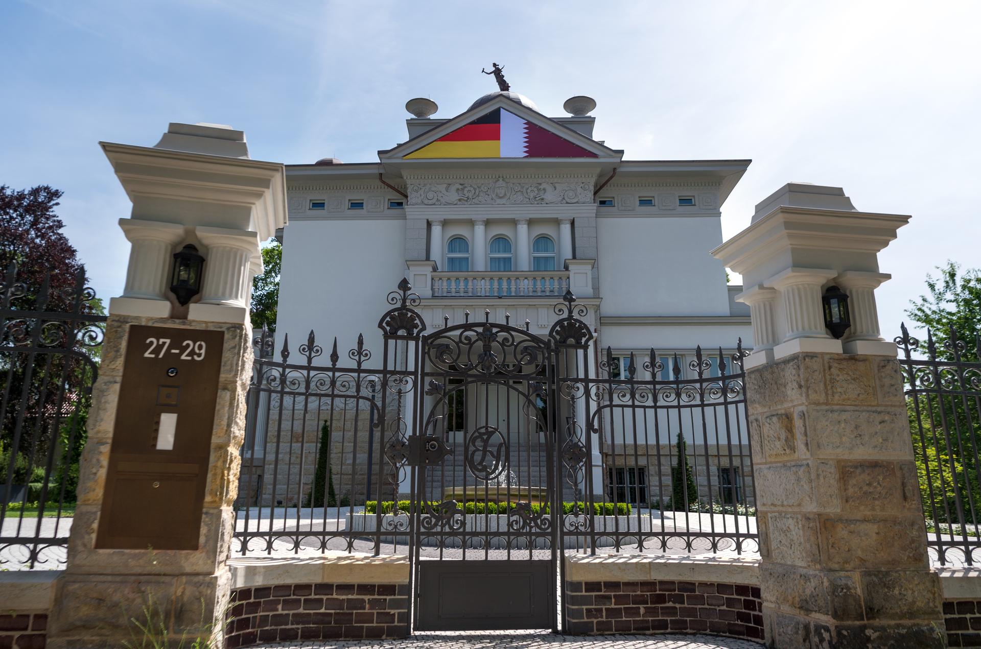Das arabische Emirat hat den Giebel mit einer Kombination der Flaggen von Deutschland und Katar verschlossen. 