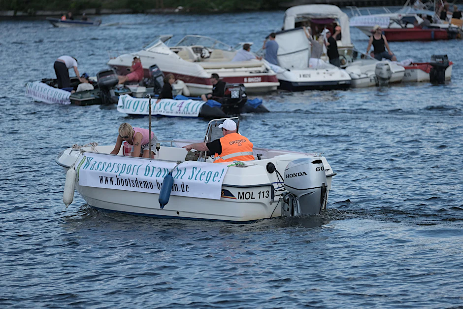 Rund 100 Boote aller Art sammeln sich zur großen Wassersport-Demo im Köpenicker Becken.