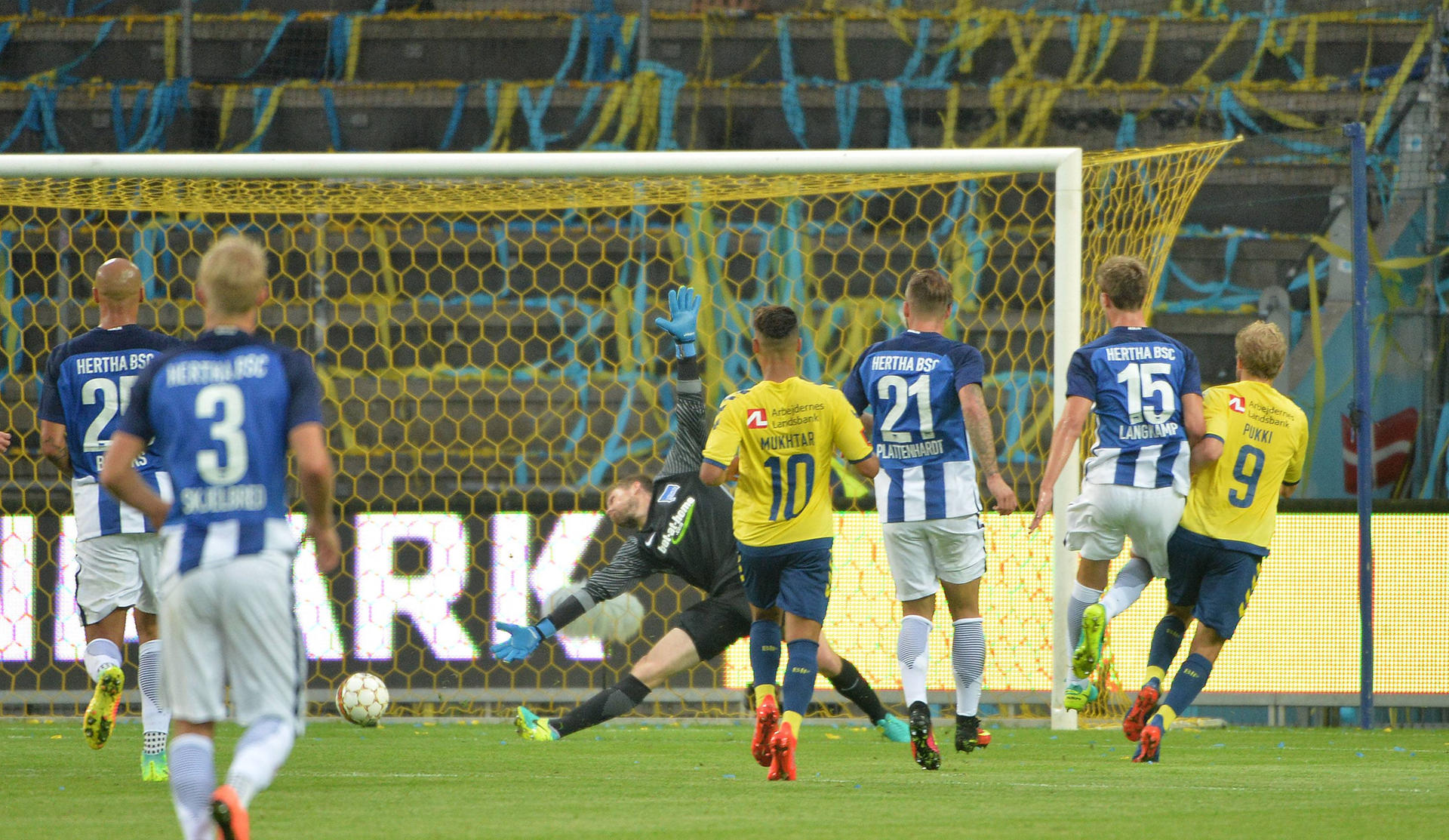 Der bittere Moment 2016: Pukki (r.) trifft nach Platte-Fehler zum 2:1 für Bröndby.