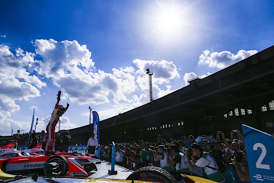 Felix Rosenqvist jubelt: Der Schwede vom Team Mahindra hat das erste der beiden Formel-E-Rennen in Berlin gewonnen. 