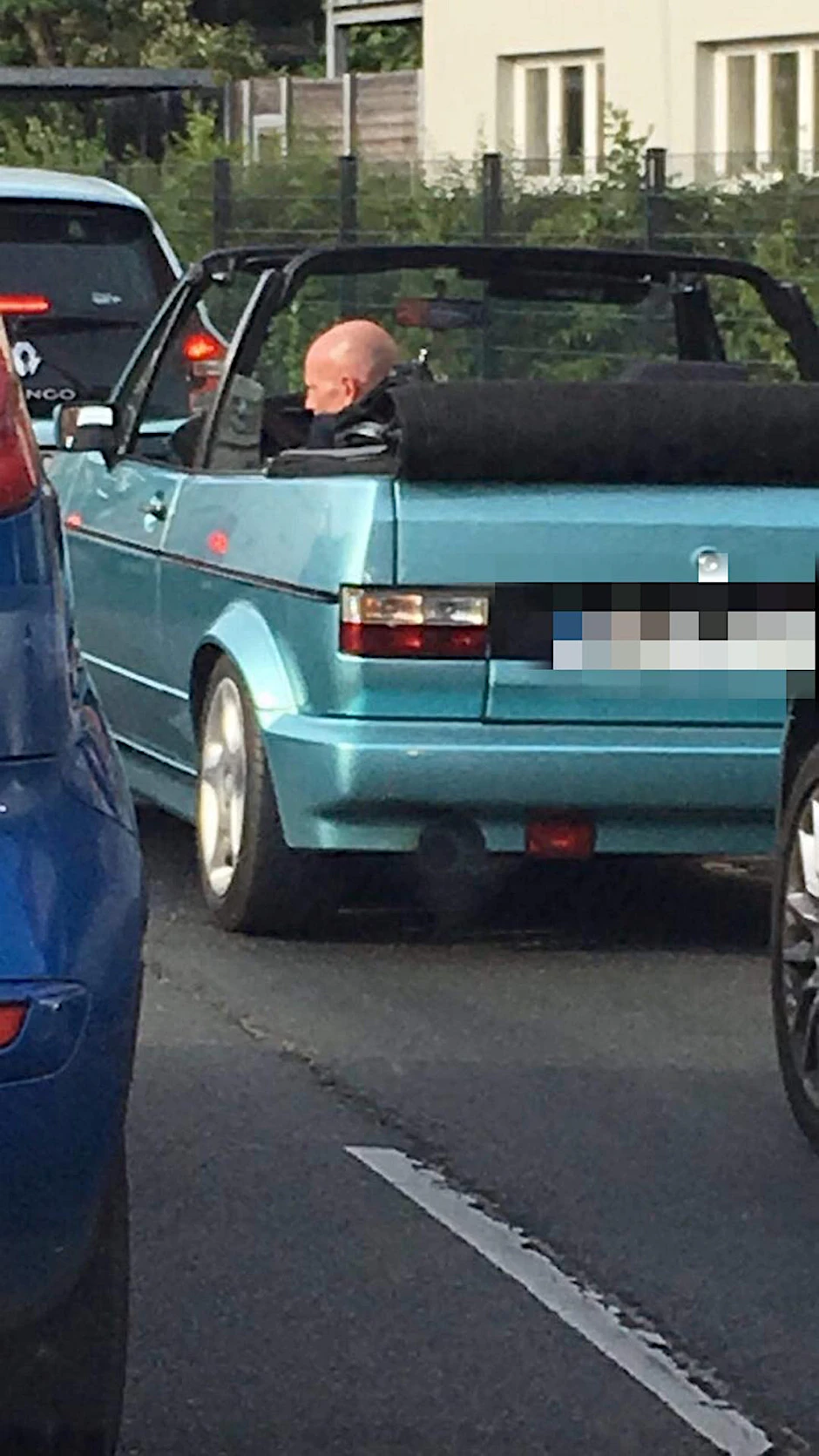 Ein Freund fotografierte den Wagen samt Dieb auf der Rhinstraße.