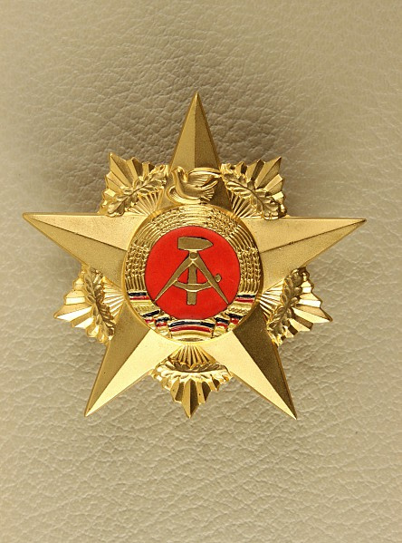 Rar! 1959 gestiftet. Der Große Stern der Völkerfreundschaft, vergoldet. Startpreis: 3.000 Euro
