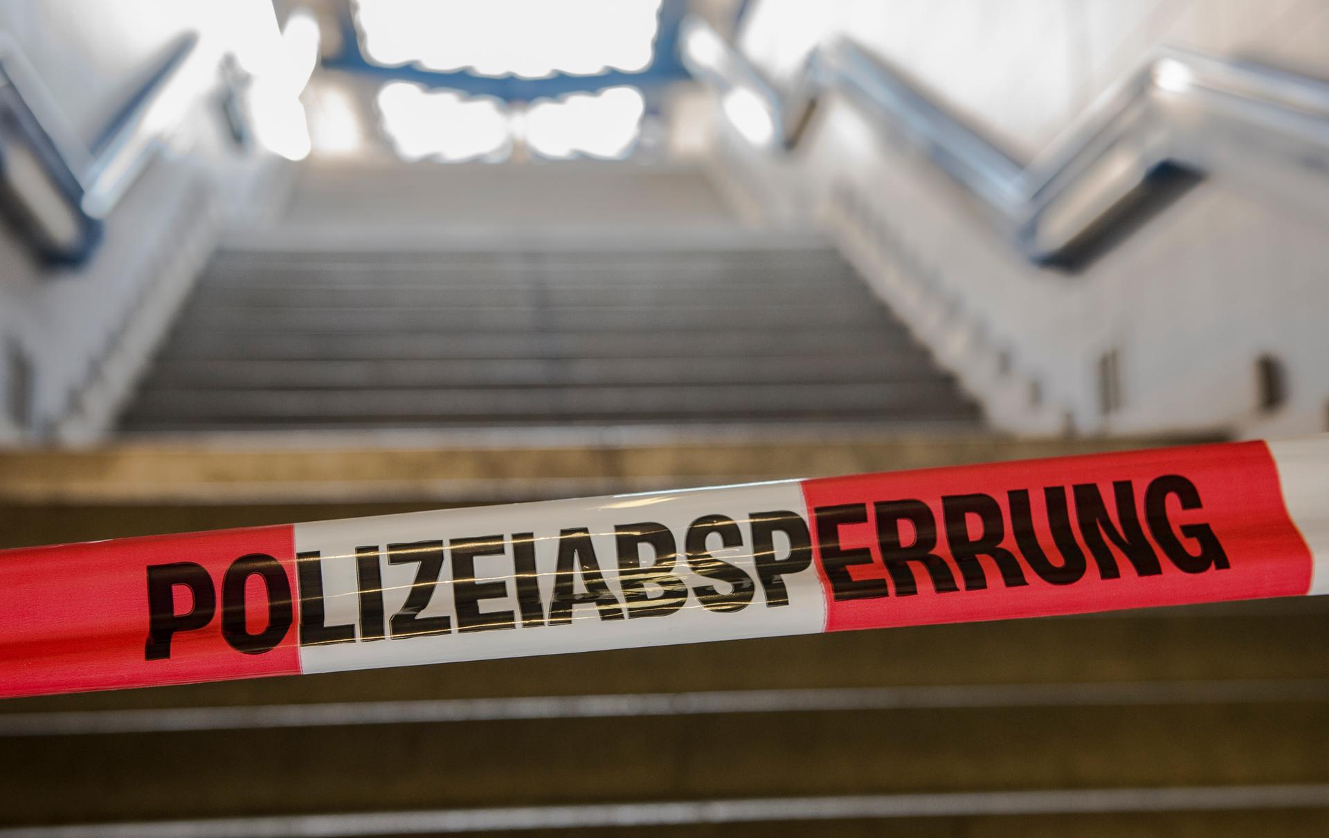 Der betroffene Bereich wurde abgesperrt. Ermittler des LKA untersuchen, ob es sich um einen Brandanschlag oder einen technischen Defekt handelt.