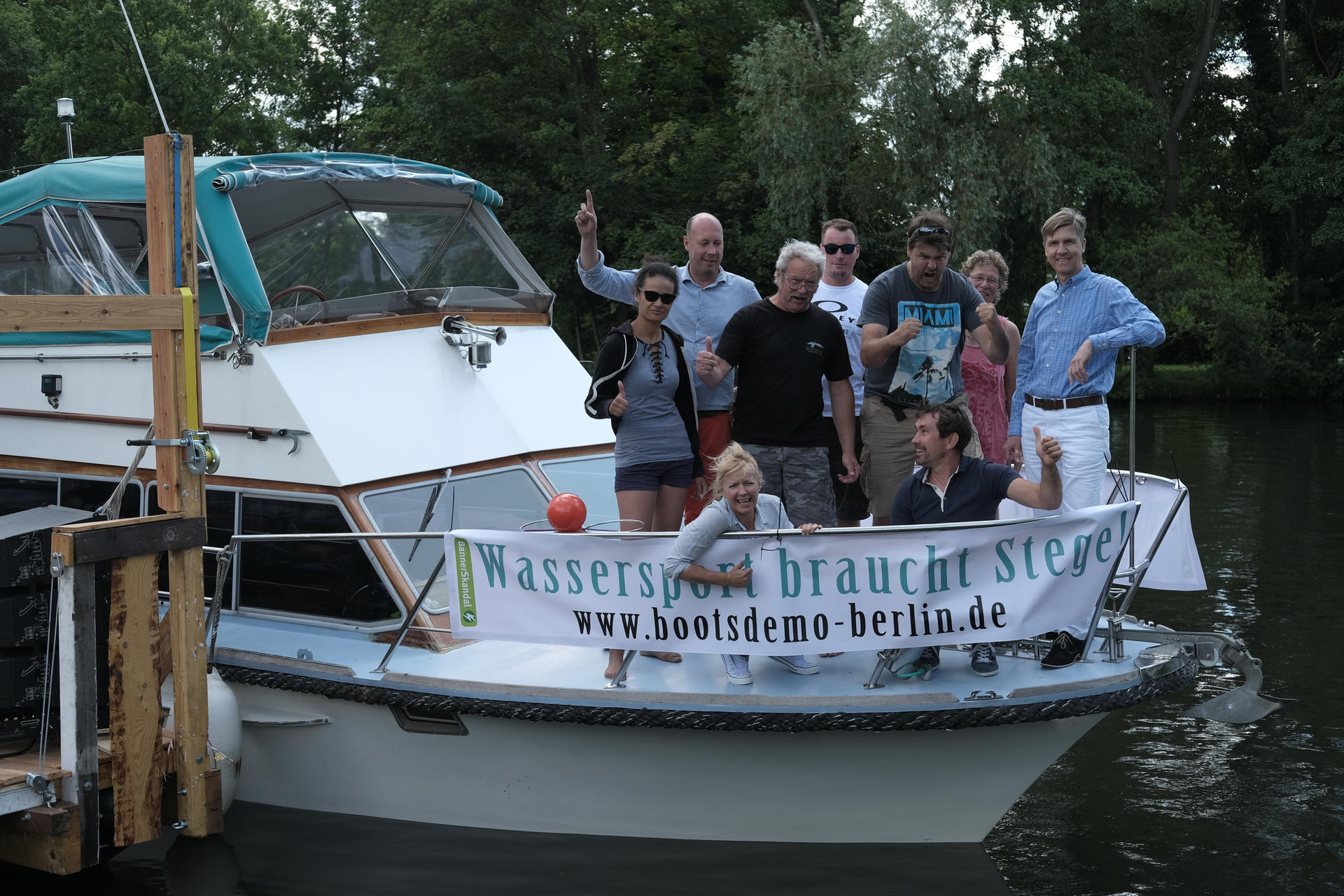 Demo-Teilnehmer um Dunja und Hagen (vorne) fordern: „Wassersport braucht Stege!“