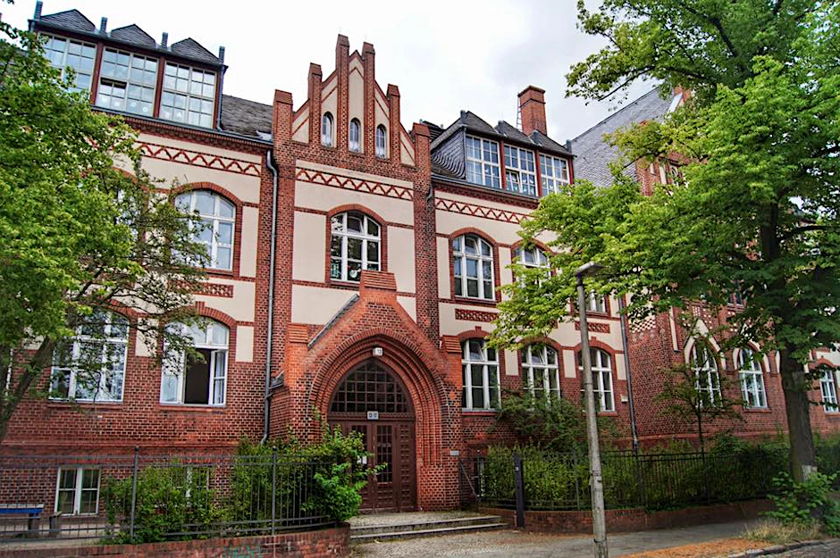 In der Nähe der Friedrich-Schiller-Grundschule in Mahlsdorf treibt sich ein Entblößer herum.
