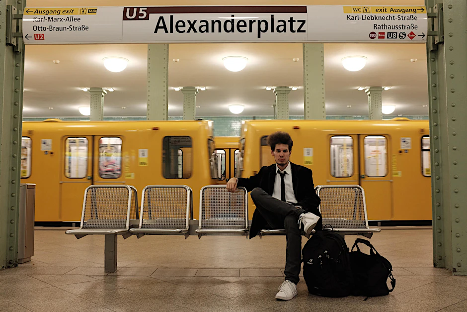 Der Berufsmusiker Thomas Krüger aus Marzahn auf einer Bank im U-Bahnhof Alexanderplatz. Hier wurde er wegen eines dummen Spruchs festgenommen.