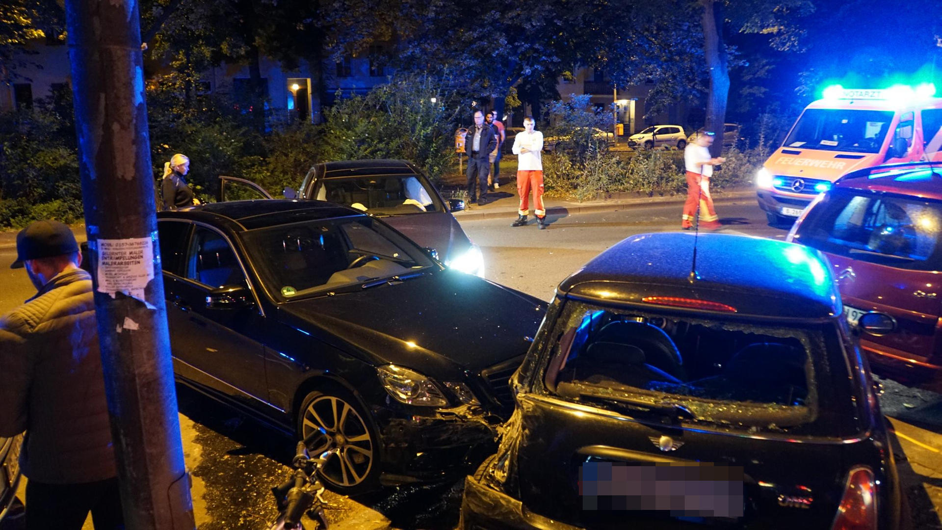 Fahrerflucht In Kreuzberg: Massencrash Nach Illegalem Autorennen Auf ...