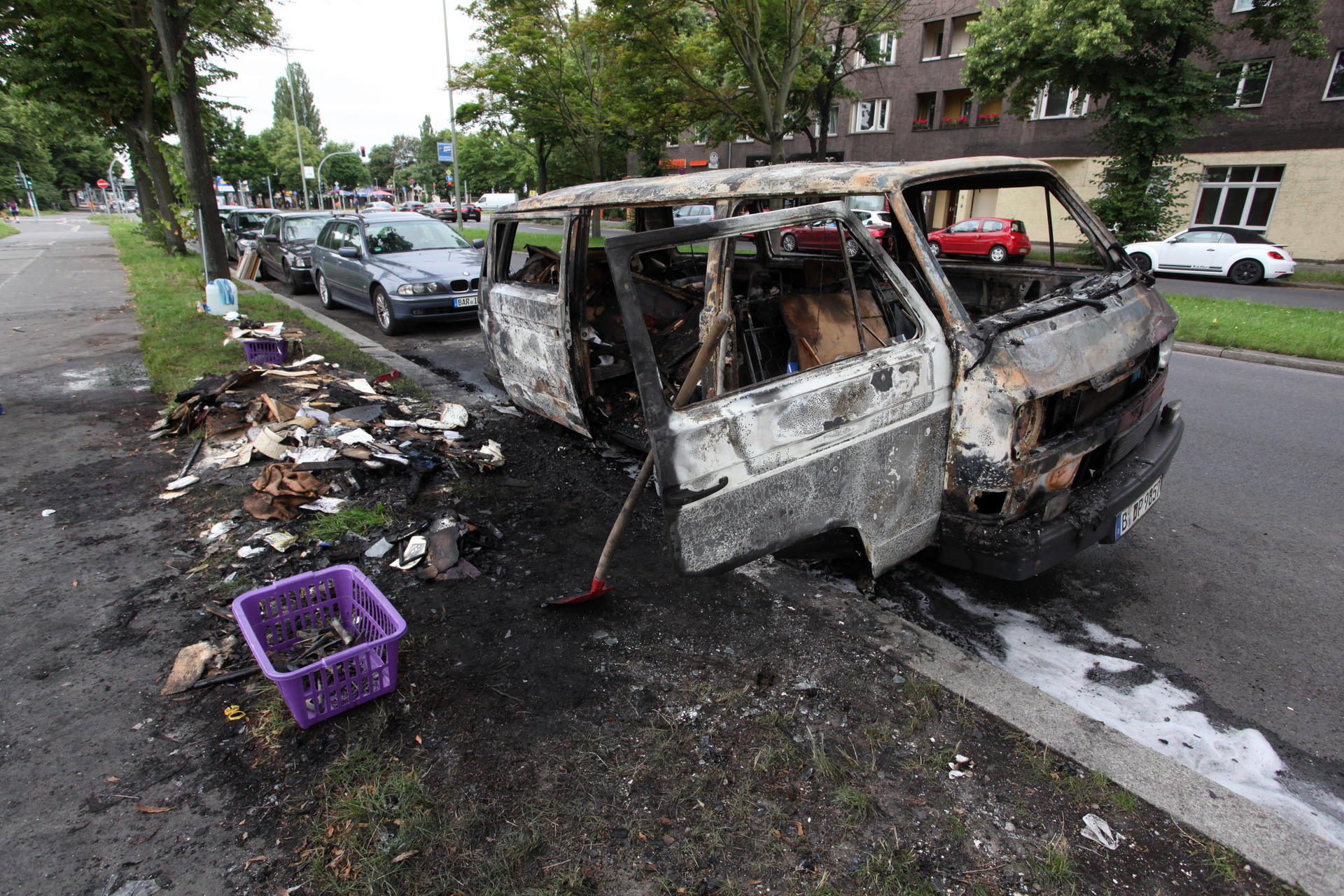 Image - Ein VW Bulli mit Picasso-Kunstwerken an Bord ist am Tempelhofer Damm ausgebrannt