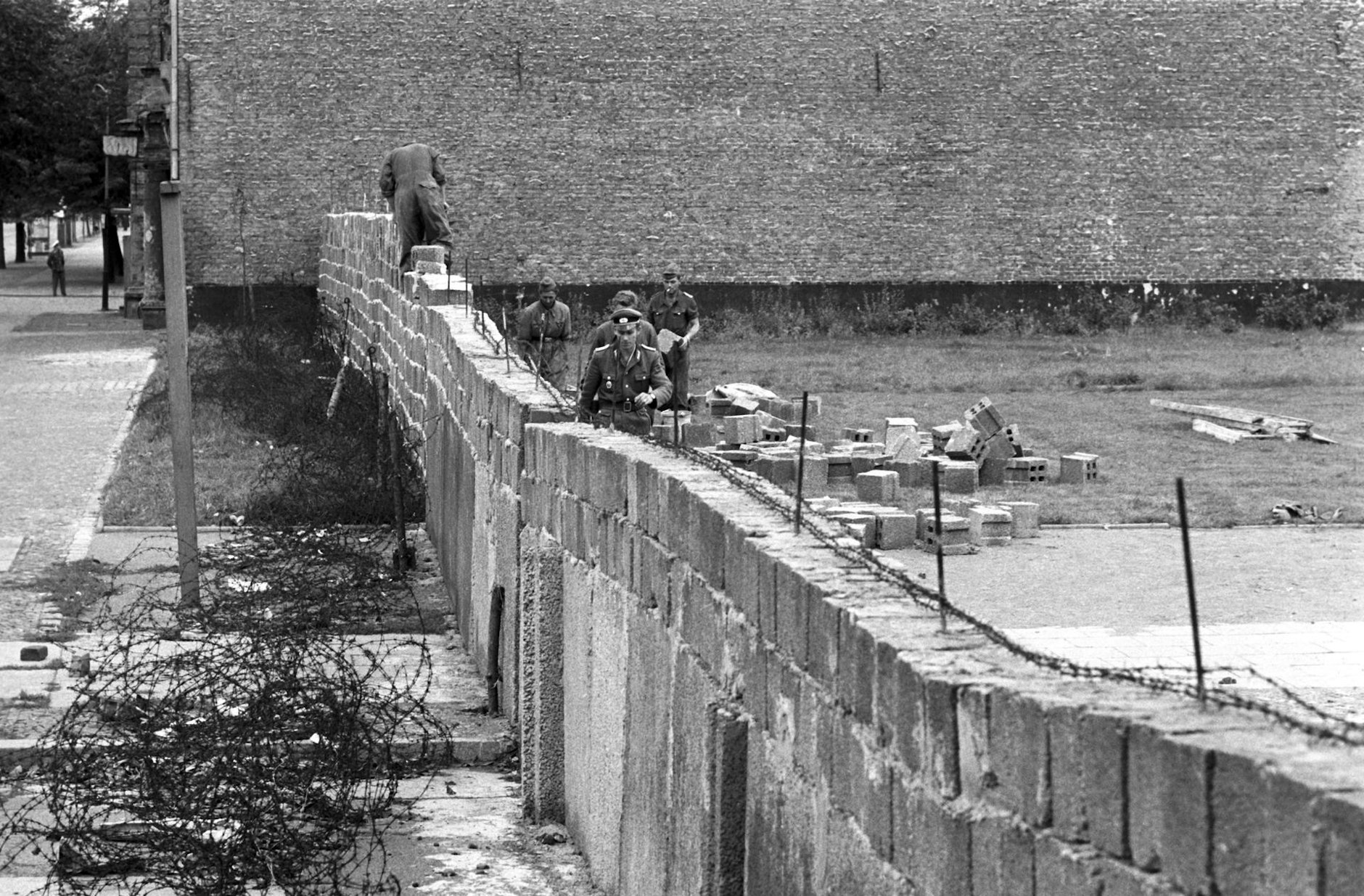 Wer Hat Berliner Mauer Gebaut Jahrestag der deutschen Teilung: Vor 56 Jahren wurde die Berliner Mauer
