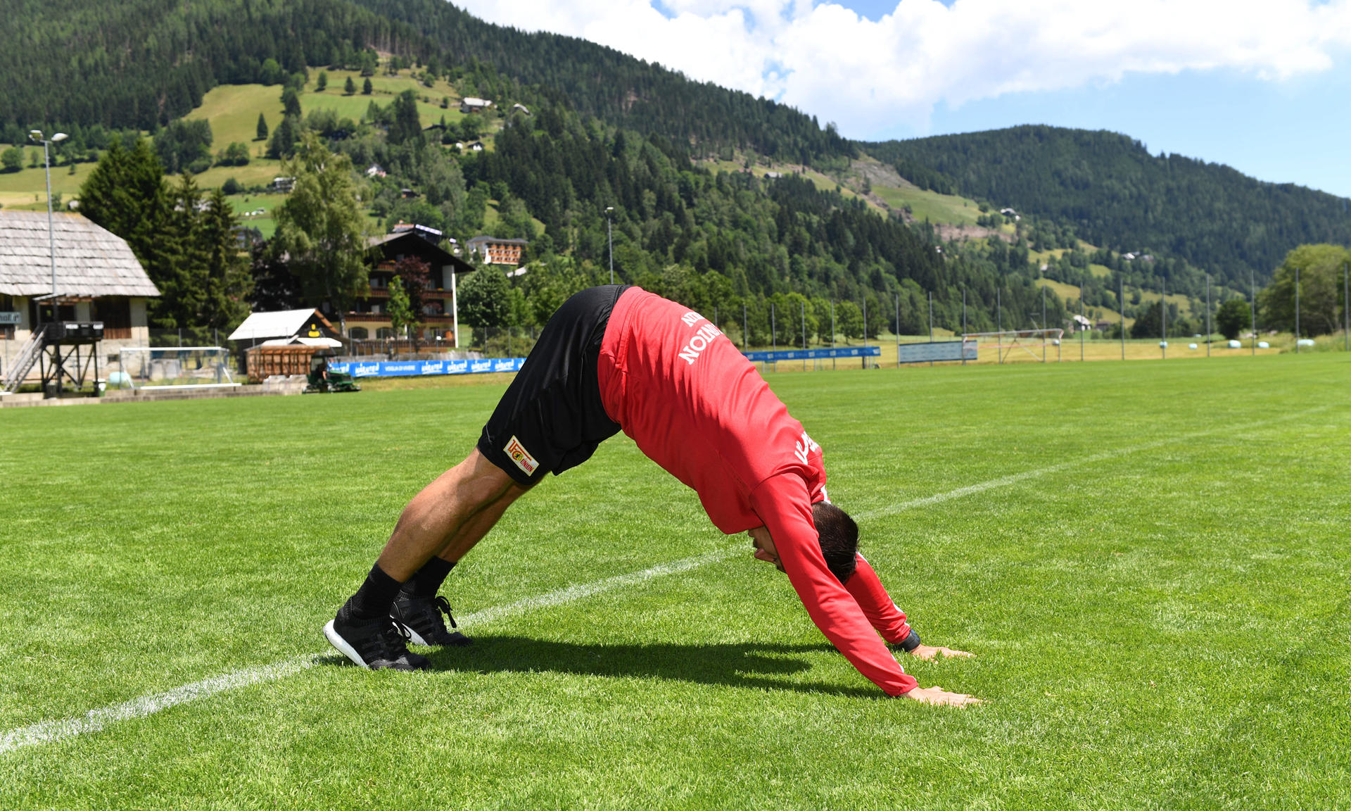 Der Stürmer Steven Skrzybski Vom 1. FC Union Macht Im Training Gerne Yoga.